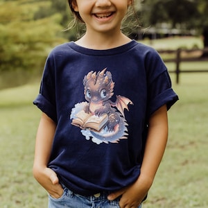Buch Drachen Shirt, Bücher Drachen, Lese Shirt, Buch Liebhaber Geschenk, Buch Liebhaber Shirt, Baby Drache, süßer Drache, Mädchen Shirt, Kinder Shirt, Tshirt
