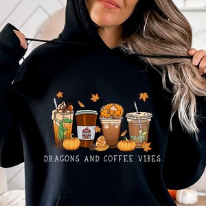 Uroczy smok z kapturem, smok z kapturem, smok z kapturem, smok z kawą, bluza z kapturem smok, smok, prezenty smoka, prezent kawowy, bluzy z kapturem i swetry, bluzy z kapturem