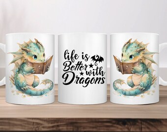 Op de afbeelding: Drie witte keramische mokken met een ontwerp van een groene draak die een boek leest. De mok rechts heeft de tekst "life is Better with Dragons" op de voorkant.