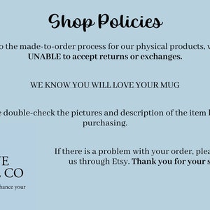 Op de afbeelding: Shop Policies-tekst op een lichtblauwe achtergrond. De tekst stelt dat vanwege het op bestelling gemaakte proces voor fysieke producten, retouren of omruilingen niet worden geaccepteerd. De tekst stelt ook dat de winkel weet dat klanten van hun mok zullen houden. De tekst vraagt ook om de afbeeldingen en de beschrijving van het artikel te controleren voordat u het koopt. De tekst stelt ook dat als er een probleem is met een bestelling, de winkel via Etsy gecontacteerd moet worden. De tekst eindigt met een bedankje voor de klantondersteuning. De tekst is in zwarte lettertypen. Het winkellogo bevindt zich in de linkerbenedenhoek. Het logo is een zwarte vogel met de tekst "ROGUE DIGITAL CO" eronder. De tekst onder het logo luidt "Digitale producten om uw levensstijl te verbeteren."