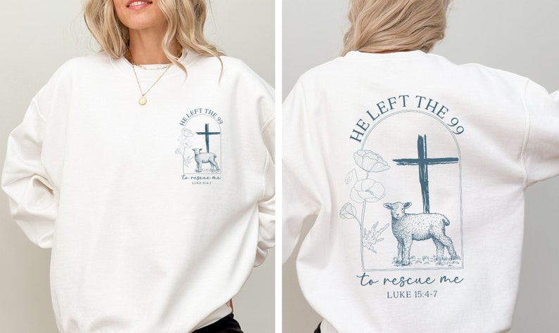 Pu&ograve; includere: Felpa bianca con una stampa grafica blu sul davanti e sul retro. La grafica presenta una croce, un agnello e il testo "Ha lasciato i 99 per salvarmi Luca 15:4-7".