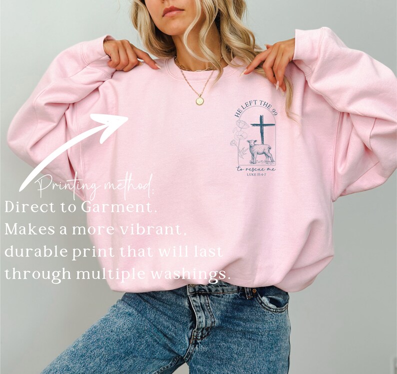 Pu&ograve; includere: Felpa rosa con una stampa grafica di una croce, un agnello e il testo "HE LEFT THE 99 to rescue me LUKE 15:4-7".