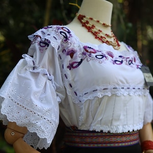 Hermosa blusa tradicional de Ecuador. Bordado a mano con hermosos hilos de color morado. talla única diseño unico.