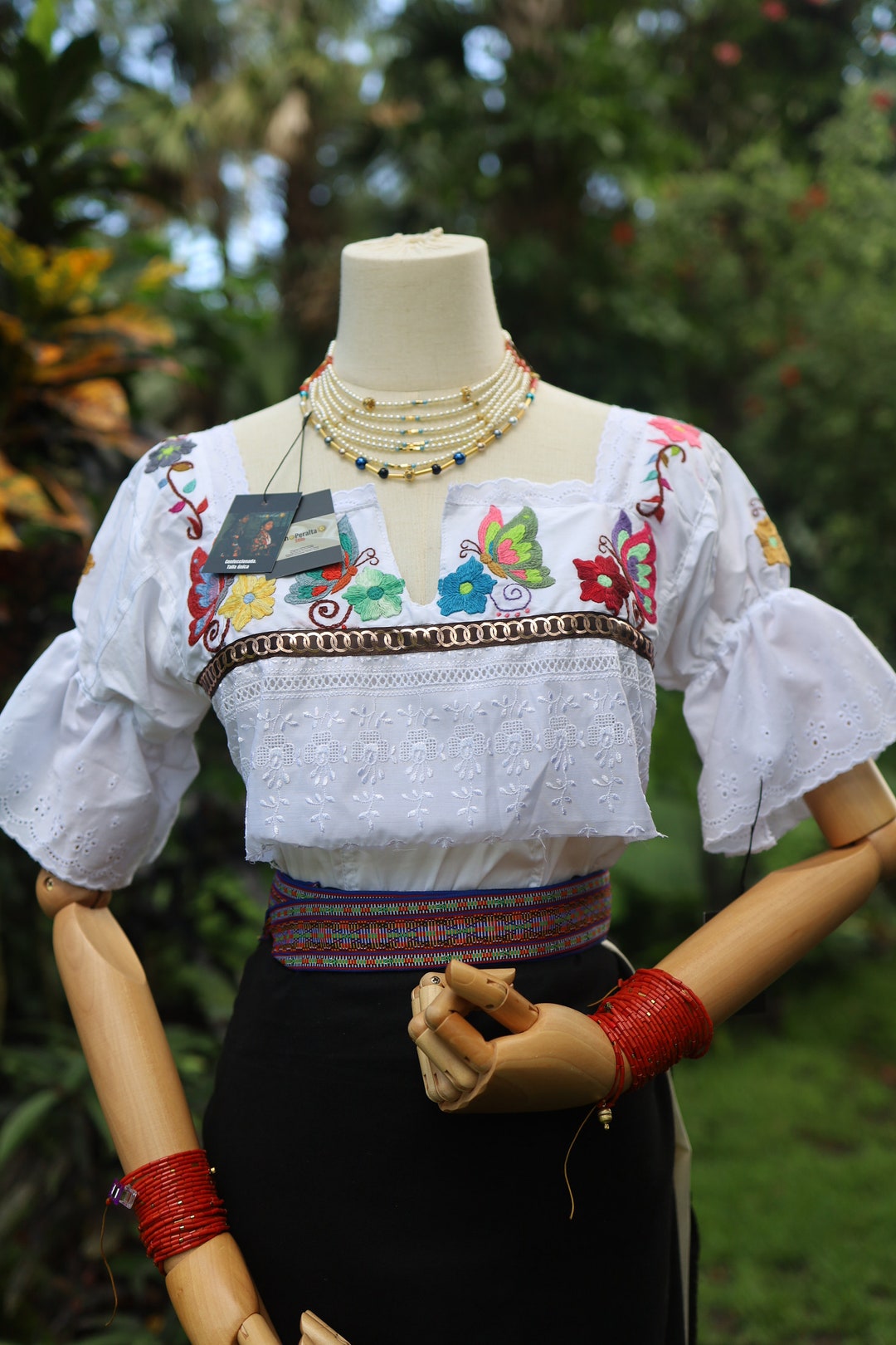 Hermosa blusa tradicional de Bordado a mano con un