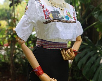 Hermosa blusa tradicional de Bordado a mano con un