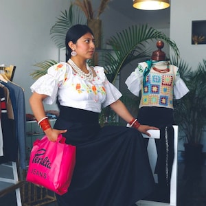 Hermosa blusa tradicional de Ecuador. Bordado a mano con hilos de colores fosforescentes. talla única diseño unico.