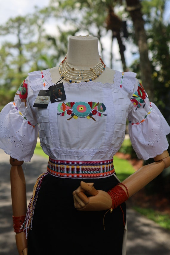 Hermosa blusa tradicional de Ecuador. Bordado a mano con hilos multicolores para producir disenos florales unicos. Etsy Espana