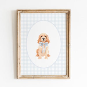 Könnte beinhalten: Ein gerahmter Druck eines Aquarells eines goldenen Cocker Spaniels mit einer blauen Schleife. Der Hintergrund ist ein blaues und weißes Gingham-Muster.