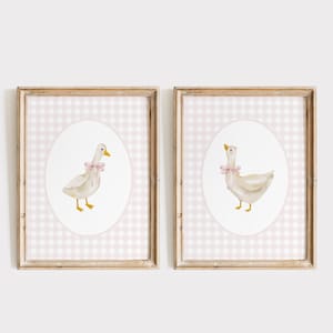 Juego de impresiones de guardería de ganso, arte de guardería de ganso vintage, guardería de niña, decoración de guardería de cuadros vichy en color pato en tono neutro, arte de pared con lazo rosa de ganso Coquette