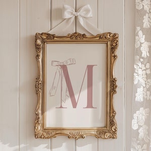 Impresión de inicial personalizada, decoración de habitación de niña con lazo, decoración de pared con inicial personalizada para niña, decoración de habitación de bebé niña, impresión vintage para habitación de bebé