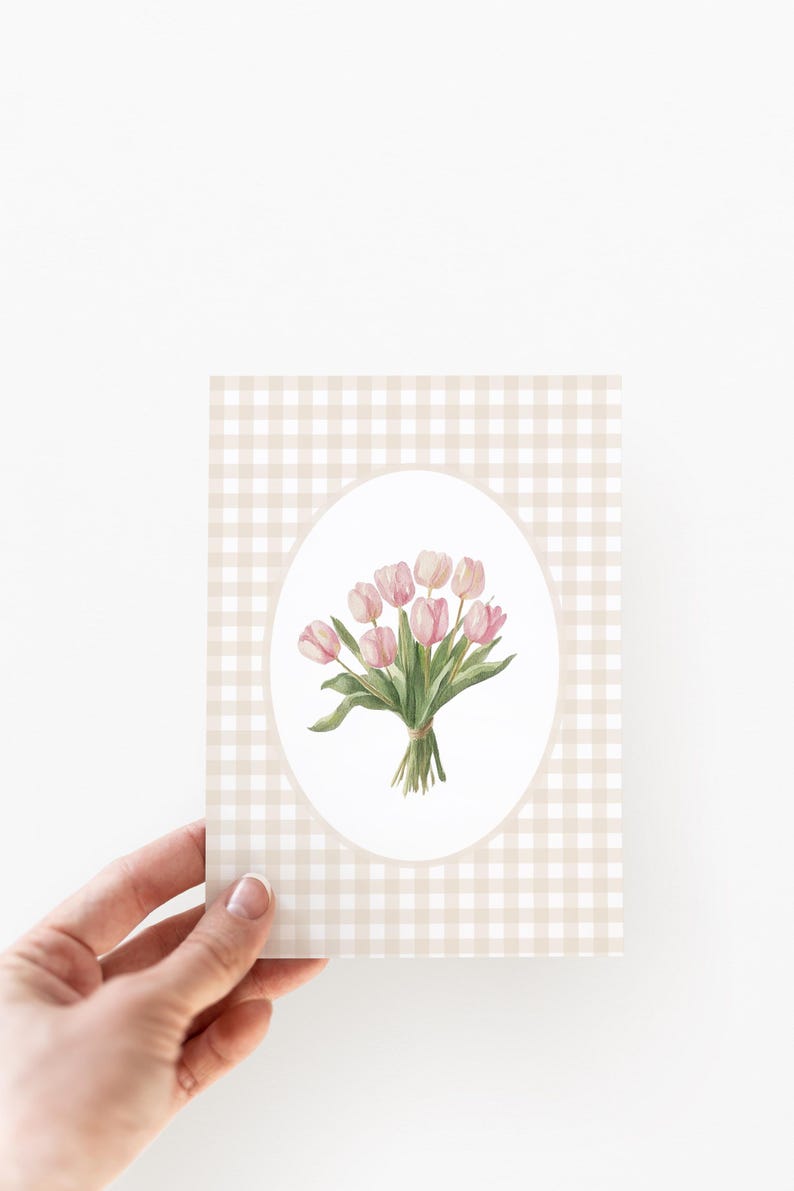 Pu&ograve; includere: Una carta con uno sfondo a quadri vichy e un ovale bianco al centro. L'ovale contiene un'illustrazione ad acquerello di un mazzo di tulipani rosa.