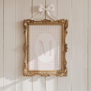 Impresión de inicial personalizada, decoración de habitación de niña con lazo, decoración de pared con inicial personalizada para niña, decoración de habitación de niña, impresión de guardería de cuadros vichy