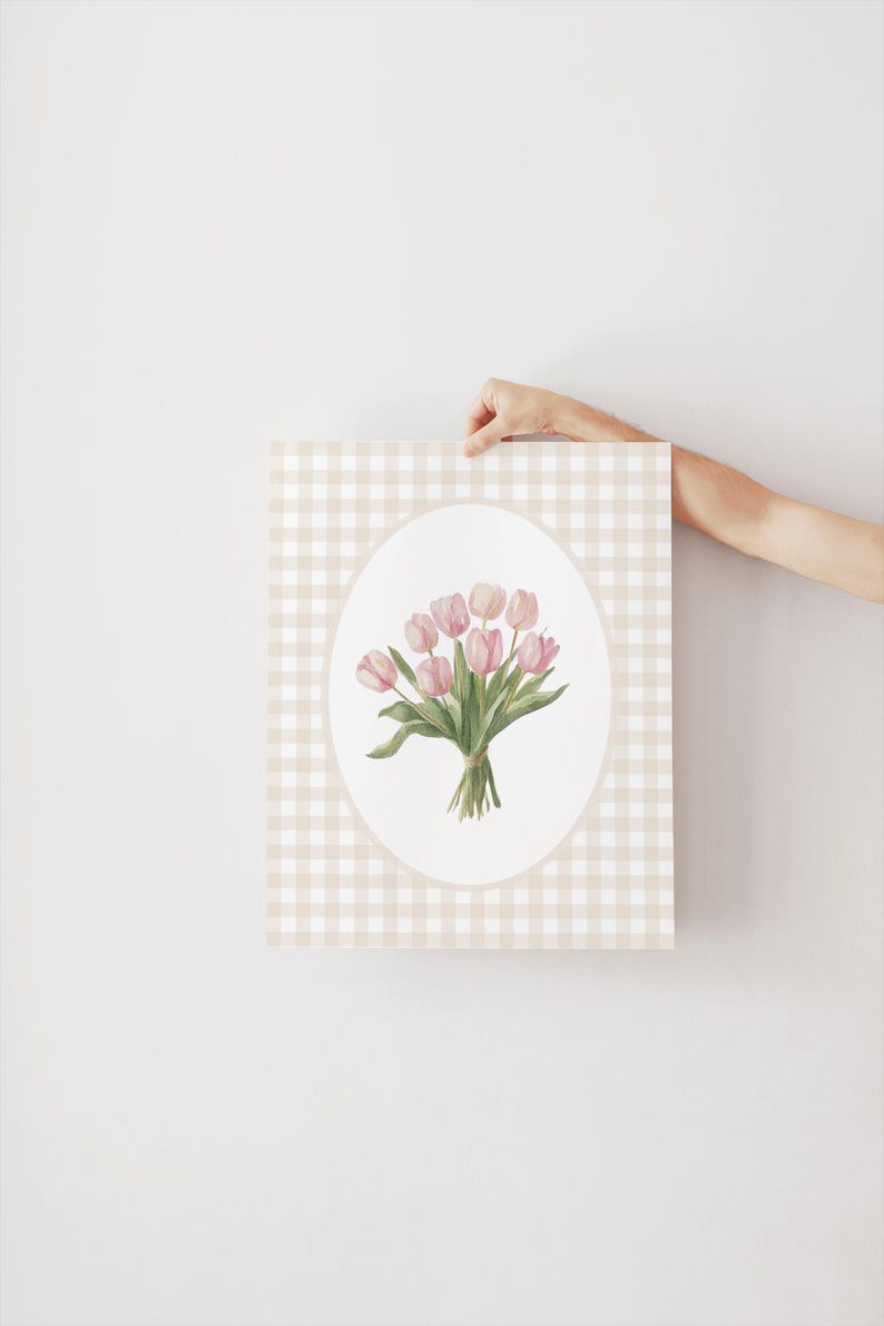 Pu&ograve; includere: Una stampa d'arte stampabile con un bouquet di tulipani rosa in una cornice ovale bianca su uno sfondo a quadri vichy beige e bianco.