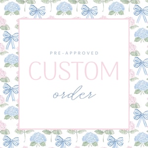 Peut inclure: Un fond blanc avec une bordure rose pâle et du texte qui dit "PRE-APPROVED CUSTOM order". L'arrière-plan est décoré d'un motif répétitif d'hortensias bleus et roses et de nœuds bleus.