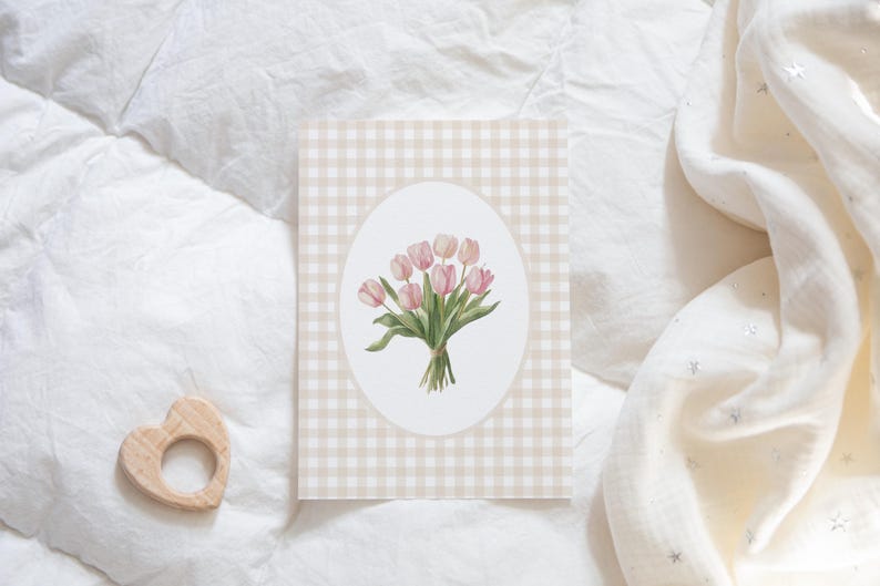 Pu&ograve; includere: Una carta con un motivo a quadri vichy presenta un bouquet di tulipes rosa e verdi in una cornice ovale bianca.