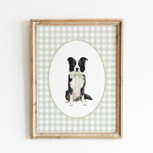 Könnte beinhalten: Ein gerahmter Druck eines schwarz-weißen Border Collies mit einer grünen Schleife. Der Druck ist auf einem grün-weiß karierten Hintergrund.