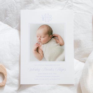 Cartão de anúncio de nascimento de bebê menino monograma, cartão de anúncio de bebê com foto dupla face guingão azul, cartão de foto de recém-nascido, cartão de boas-vindas para bebê menino