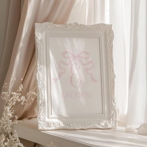 Arte de pared con iniciales para guardería de niña, guardería Grandmillennial, estampado de lazo rosa vintage, estampado rosa para guardería de niña, decoración de pared con nombre de bebé