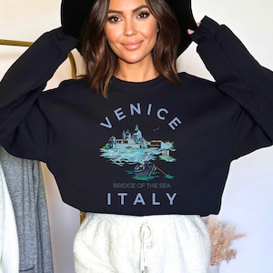Trendy Venice Italy Crewneck Sweatshirt, Venezia Italia Sweater, Italian Retro Traveler Pullover hoodie, Shirt Gift for Europe Travel lover