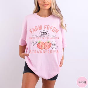 Bauernhof Frische Erdbeere Bauernmarkt Komfort Farben T-Shirt, Obst-T-Shirt im Vintage-Stil, Gärtner-Geschenk-T-Shirt, Unterstützung der lokalen Landwirte oben