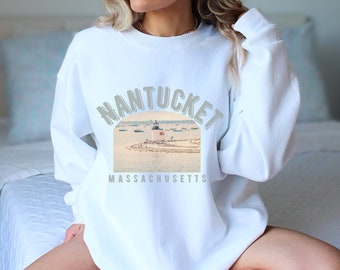 Könnte beinhalten: Weißer Pullover mit einem grauen Grafikdruck eines Leuchtturms und dem Text "NANTUCKET MASSACHUSETTS".
