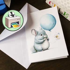 Cartão de aniversário de chinchila com balão e borboleta, pintura em estilo aquarela digital para impressão