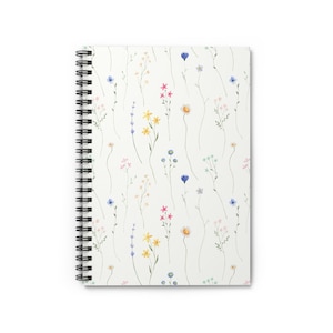 Notitieboek met bloemenspiraal, gelinieerd dagboek, delicaat bloesemontwerp, spiraalgebonden notities, bloemige esthetiek