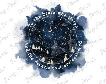 Puede incluir: Una ilustración de acuarela de un cielo nocturno con estrellas, una luna creciente y una cordillera. El texto "To the stars who listen and the dreams that are answered" está escrito en un círculo alrededor de la imagen.