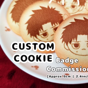 Op de afbeelding: Aangepaste cookie-badges met verschillende cartoongezichten erop gedrukt. De koekjes zijn zacht en squishy. De tekst "Custom Cookie Badge Commission (Approx 6cm | 2.4inches)" is op het bord gedrukt.