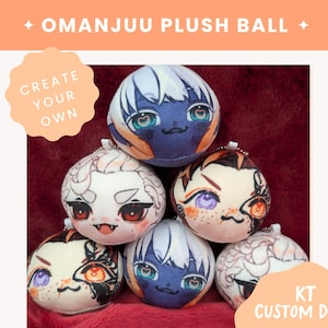 Könnte beinhalten: Eine Sammlung von sechs runden Plüschbällen mit aufgedruckten Anime-Gesichtern in verschiedenen Haarfarben, Augendesigns und Gesichtsausdrücken. Der Text OMANJUU PLUSH BALL, CREATE YOUR OWN und KT CUSTOM DOLLS ist auf den Rändern zu sehen.