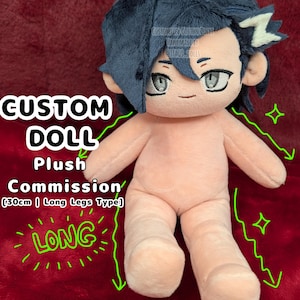 Op de afbeelding: Custom doll pluche commissie met lange benen. De pop is 30 cm lang en heeft blauw haar, een roze lichaam en een neutrale gezichtsuitdrukking. De pop zit op een rode achtergrond met groene tekst die "Custom Doll Plush Commission (30cm | Long Legs Type)" en "Long" zegt.