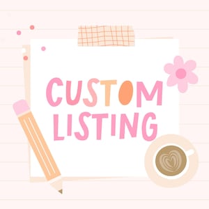 Puede incluir: Una tarjeta cuadrada blanca con el texto CUSTOM LISTING en letras rosas y naranjas. La tarjeta está sujeta con una cinta adhesiva a cuadros y decorada con una flor rosa. Se ven un lápiz color melocotón y una taza de café con arte latte.