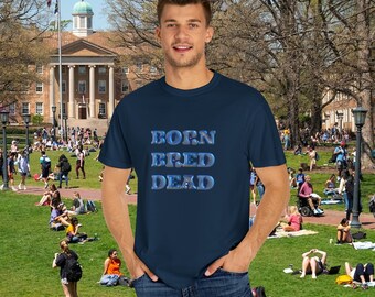 ユニセックスTシャツ | UNCチャペルヒル | 生まれ、育ち、死 | 母校 | チャペルスリル | ノースカロライナ | 卒業記念品 | カロライナブルー
