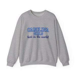 UNC Chapel Hill - Carolina Girls, best in the world - uniseks sweater met ronde hals en zware mix afbeelding 3
