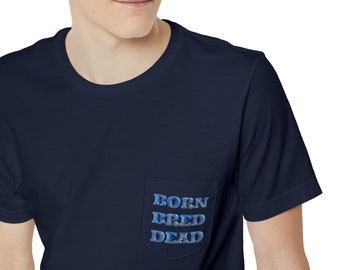 Camiseta unisex de bolsillo / UNC Chapel Hill / Born Bred Dead / Alma Mater / Chapel Thrill / Carolina del Norte / Regalo de graduación / Carolina Blue