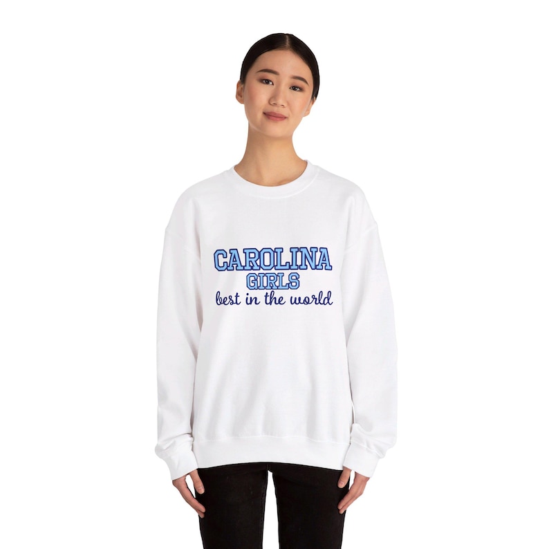 UNC Chapel Hill - Carolina Girls, best in the world - uniseks sweater met ronde hals en zware mix afbeelding 8