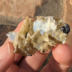Clúster de especímenes de mica dorada en matriz, de tamaño pequeño. Mica dorada con especificaciones de turmalina. Hermoso cúmulo mineral natural GM3