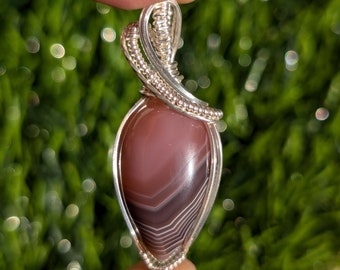 Collier en agate du Botswana, pendentif en forme de larme enveloppé de fil d'argent. Pendentif ou collier en agate rubanée BA.1