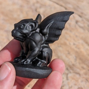Standbeeld van obsidiaan waterspuwer 2", mooie details. Matte afwerking.