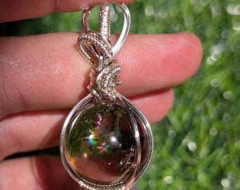 Kristallen bol hanger van rookkwarts met regenboogeffect. Met draad omwikkelde bol. Zilverkleurig knutseldraad. SQ12v