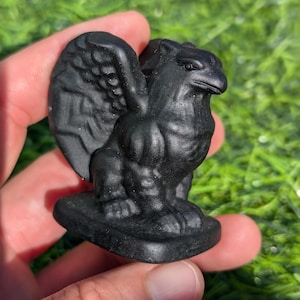 クリスタル ガーゴイル像彫刻 2.5 インチ、細部までこだわったデザイン。黒曜石グリフィン ガーゴイル彫刻