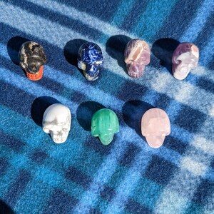 Crystal Skull Mini Carving - 1&quot; autoportante
