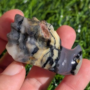 UV Reactive Volcanic Agate Crystal Dragon Head. 2&quot; Long, VERY UV reactive with Neon Green! Dragon3