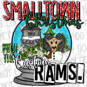 Puede incluir: Un dise&ntilde;o de bola de nieve festivo con el texto "Small Town Christmas". En el interior, una torre de agua con el n&uacute;mero 35611, un mu&ntilde;eco de nieve con cuernos de carnero y &aacute;rboles de Navidad. Tambi&eacute;n se incluyen las palabras "With The Custom Rams".