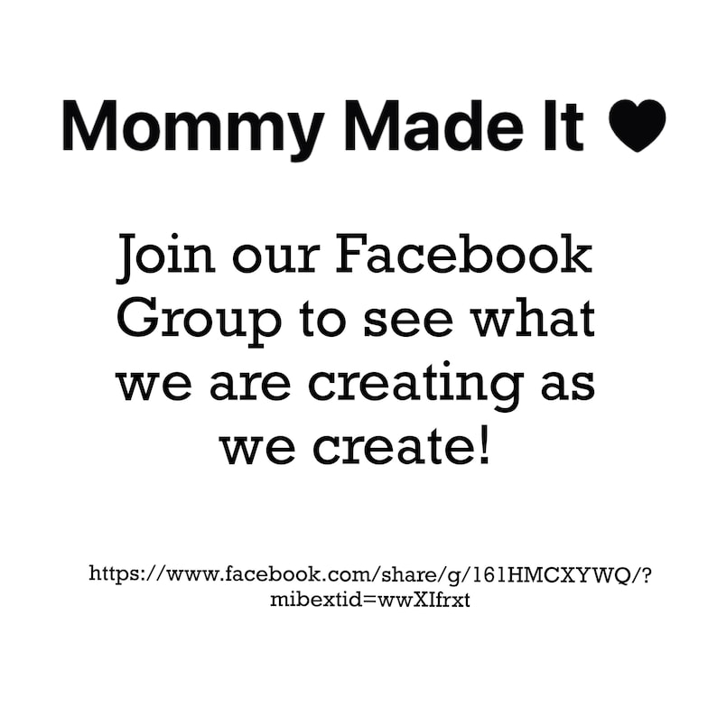 Pode incluir: Fundo branco com texto preto: "Mommy Made It" com um s&iacute;mbolo de cora&ccedil;&atilde;o. Abaixo, diz: "Junte-se ao nosso grupo do Facebook para ver o que estamos criando enquanto criamos!" Um link do Facebook tamb&eacute;m est&aacute; inclu&iacute;do.