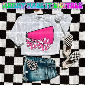 Puede incluir: Una sudadera blanca con un meg&aacute;fono rosa y pompones rosas y blancos, combinada con pantalones cortos de mezclilla, zapatillas Vans a cuadros y una scrunchie a juego. El texto "MOMMY MADE IT DIGITALS" est&aacute; en la parte superior.