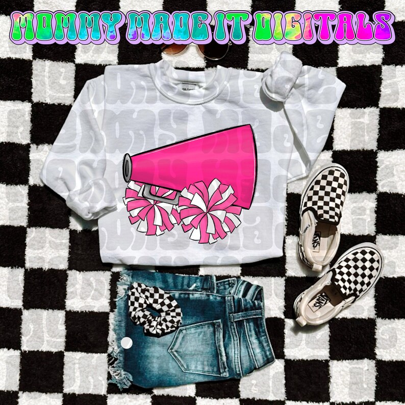 Puede incluir: Una sudadera blanca con un meg&aacute;fono rosa y pompones rosas y blancos, combinada con pantalones cortos de mezclilla, zapatillas Vans a cuadros y una scrunchie a juego. El texto "MOMMY MADE IT DIGITALS" est&aacute; en la parte superior.