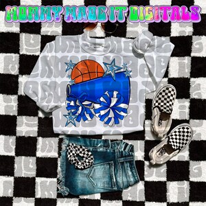 Puede incluir: Una sudadera gris claro con un dise&ntilde;o de baloncesto, meg&aacute;fono y estrellas, combinada con pantalones cortos de mezclilla, zapatillas Vans a cuadros y una scrunchie a juego. El texto "MOMMY MADE IT DIGITALS" est&aacute; en la parte superior.