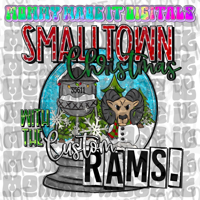 Puede incluir: Dise&ntilde;o digital con motivo de bola de nieve, que muestra el texto "SMALL TOWN Christmas" y "WITH THE CUSTOM RAMS!". El globo contiene una torre de agua, &aacute;rboles de Navidad y un carnero con bufanda. El dise&ntilde;o utiliza verde, rojo y blanco.