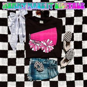 Puede incluir: Una composici&oacute;n plana con una camiseta negra con un meg&aacute;fono rosa y pompones, pantalones cortos de mezclilla, zapatos sin cordones a cuadros, un lazo blanco, gafas de sol y una scrunchie a cuadros. El texto "MOMMY MADE IT DIGITALS" est&aacute; en la parte superior.